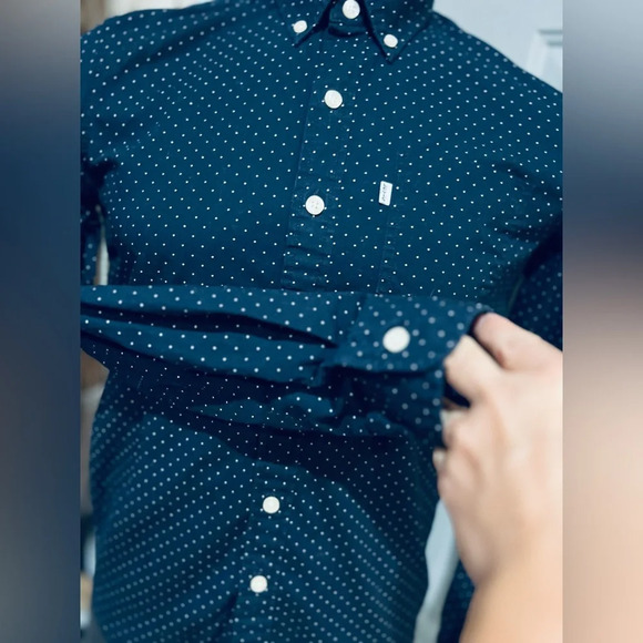 LEVI’S CLASSIC ONE POCKET SHIRT
Blue color size small pit to pit 20” - Picture 11 of 12